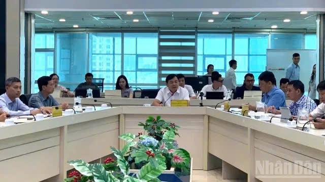 Thứ trưởng Nguyễn Hoàng Hiệp chủ trì cuộc họp ứng phó với áp thấp nhiệt đới có thể mạnh lên thành bão số 5, ngày 22/8. Ảnh: NDO