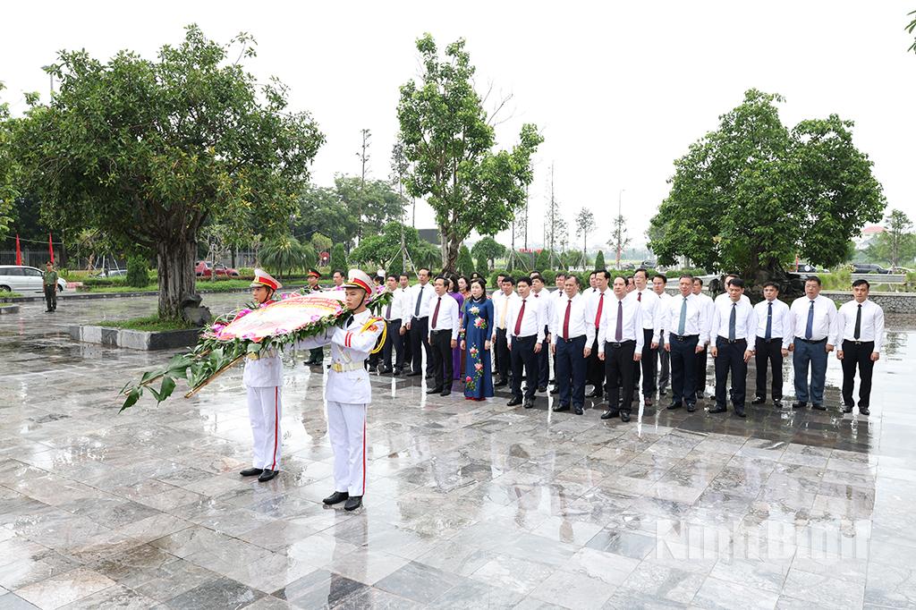 Đoàn đại biểu lãnh đạo tỉnh đặt vòng hoa, dâng hương tại Đài tưởng niệm liệt sĩ tỉnh Ninh Bình (phường Hoa Lư).