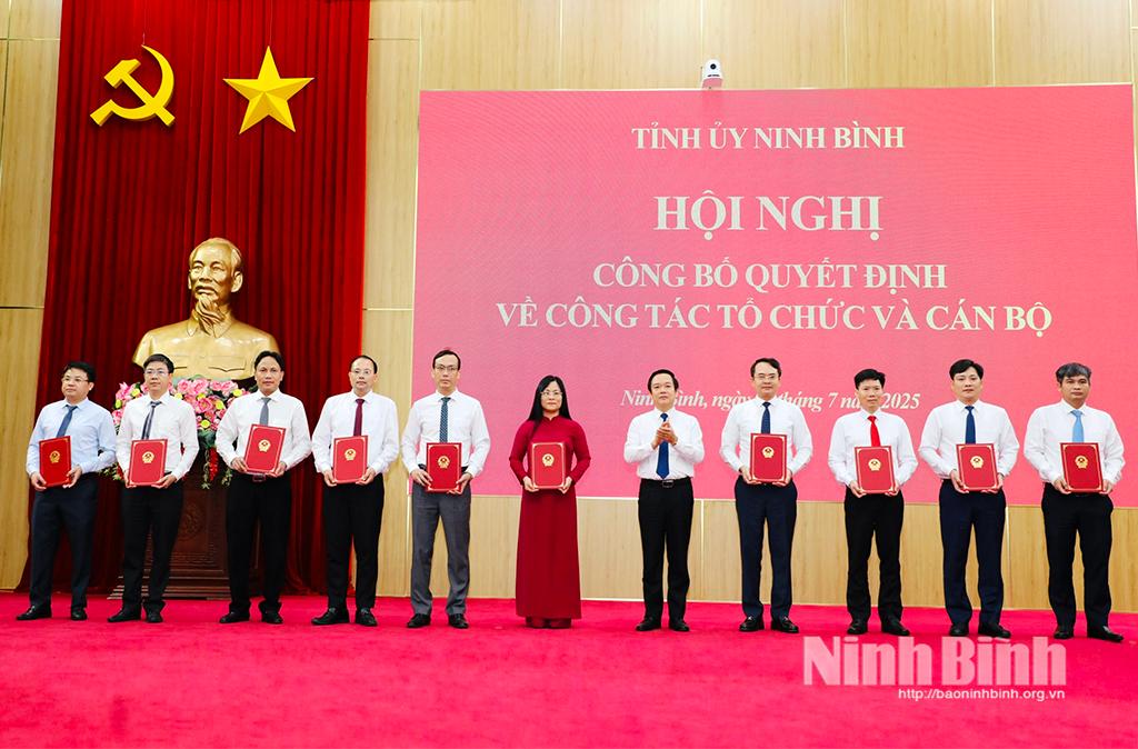 Đồng chí Phạm Quang Ngọc, Phó Bí thư Tỉnh ủy, Chủ tịch UBND tỉnh trao Quyết định bổ nhiệm lãnh đạo Văn phòng UBND tỉnh. Ảnh: PV