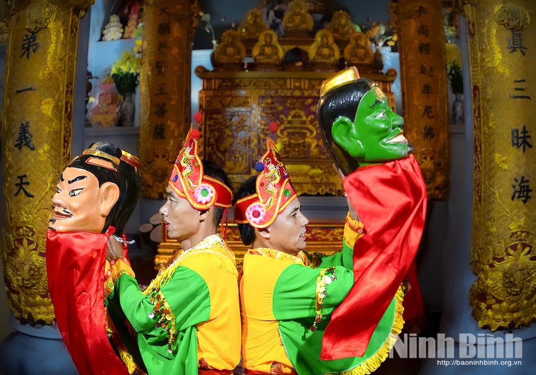 Múa rối Chầu Thánh trong Lễ hội chùa Cổ Lễ.