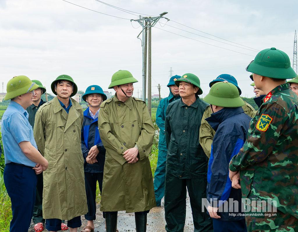 Đồng chí Mai Văn Tuất, Phó Bí thư Tỉnh ủy, Chủ tịch Ủy ban MTTQ Việt Nam tỉnh kiểm tra công tác ứng phó với con bão số 5 tại cống qua đê Trạm bơm Tân Sơn 2 thuộc địa bàn phường Nguyễn Úy.