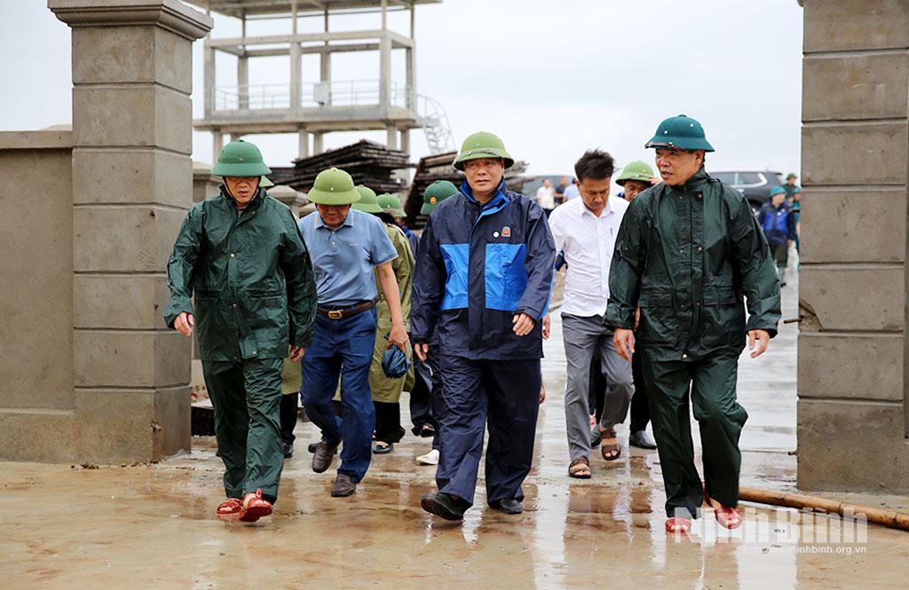 Đồng chí Lê Quốc Chỉnh, Phó Bí thư Tỉnh ủy, Chủ tịch HĐND tỉnh kiểm tra khu vực Trạm bơm Quỹ Độ 2, xã Ý Yên.