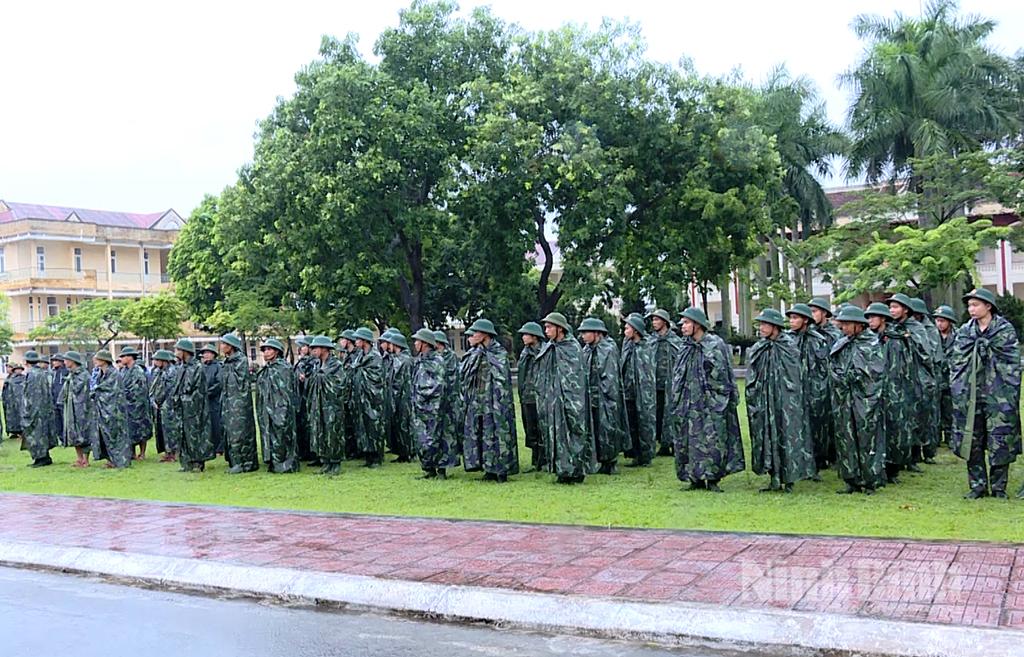 Cán bộ, chiến sĩ Trung đoàn 180 Bộ CHQS tỉnh sẵn sàng lên đường làm nhiệm vụ phòng, chống bão.