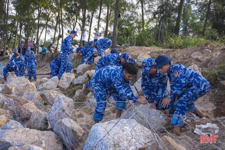 Hải đội 102 tham gia gia cố đê Hội Thống đoạn qua xã Đan Hải, tỉnh Hà Tĩnh.