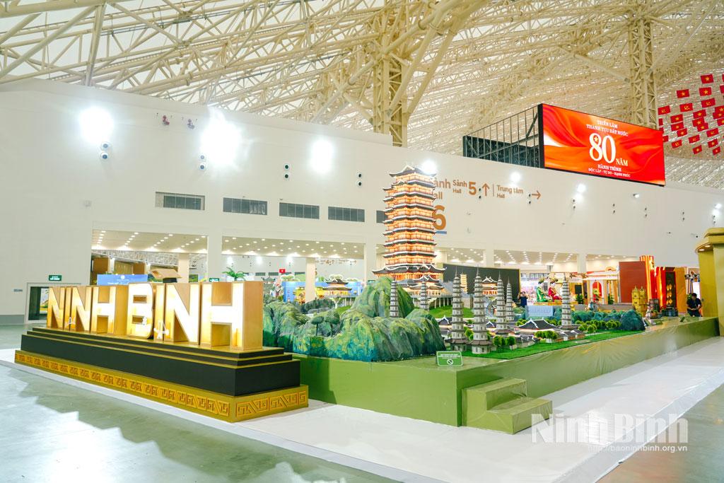 Không gian trưng bày “Ninh Bình cùng cả nước bước vào kỷ nguyên mới - Kỷ nguyên vươn mình của dân tộc Việt Nam” đã cơ bản hoàn thành, sẵn sàng cho Lễ khai mạc.