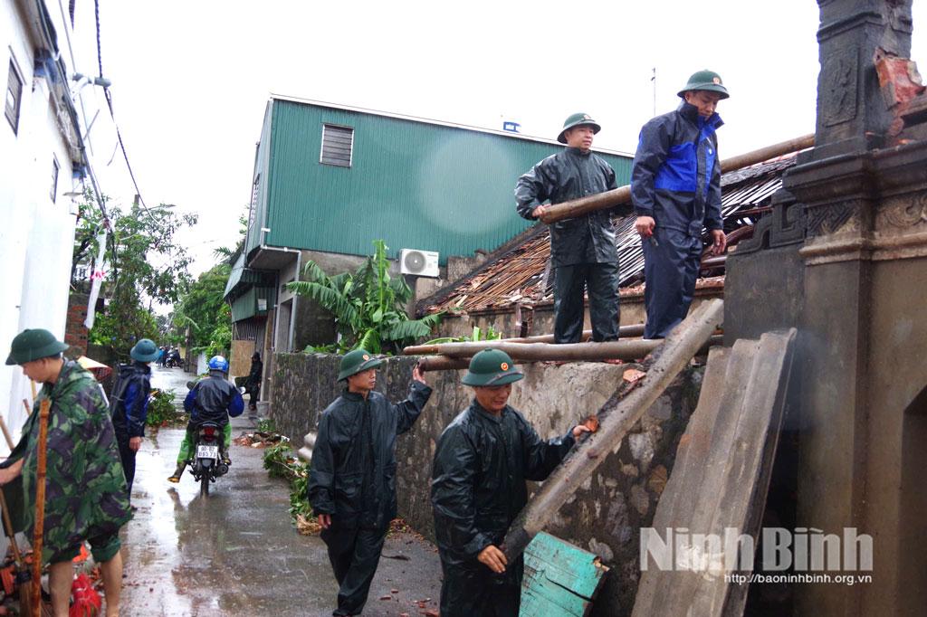 Cán bộ, chiến sĩ Ban Chỉ huy Phòng thủ khu vực 1 - Phù Vân hỗ trợ nhân dân khắc phục hậu quả thiên tai.