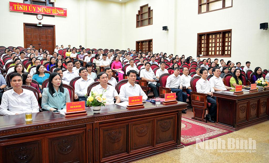 Các đại biểu tham dự buổi lễ.