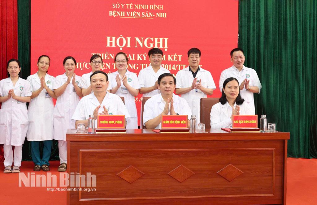 Lãnh đạo Bệnh viện Sản - Nhi tỉnh Ninh Bình và lãnh đạo các khoa, phòng thực hiện ký cam kết.