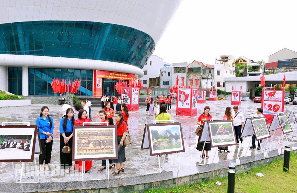 Triển lãm ảnh nghệ thuật “Ninh Bình non nước hữu tình” tại Nhà hát Phạm Thị Trân, phường Hoa Lư.