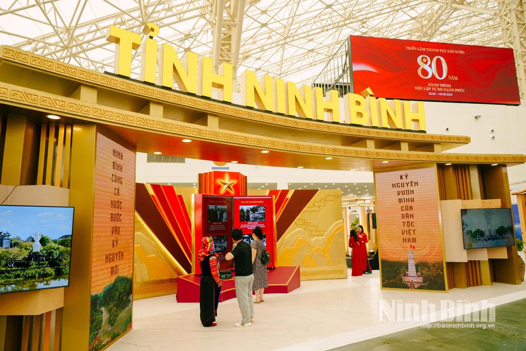 Khu vực cổng chào trình chiếu khẩu hiệu của tỉnh Ninh Bình "Ninh Bình cùng cả nước bước vào kỷ nguyên mới - Kỷ nguyên vươn mình của dân tộc Việt Nam".