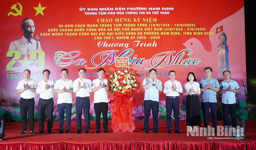 Đồng chí Trần Minh Thắng, Ủy viên Ban Thường vụ Tỉnh ủy, Bí thư Đảng ủy, Chủ tịch HĐND phường Nam Định tặng hoa chúc mừng, động viên Ban Tổ chức, các ca sĩ, diễn viên.