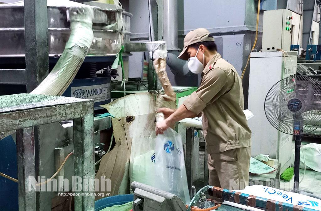 Sản xuất hạt nhựa tại Công ty Cổ phần nhựa Châu Âu (KCN Đồng Văn II).