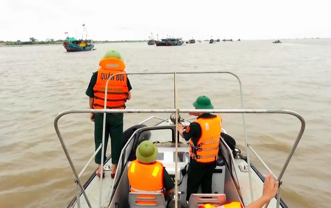 Cán bộ Đồn Biên phòng Ngọc Lâm thực hiện công tác tuần tra, kiểm soát trên biển.