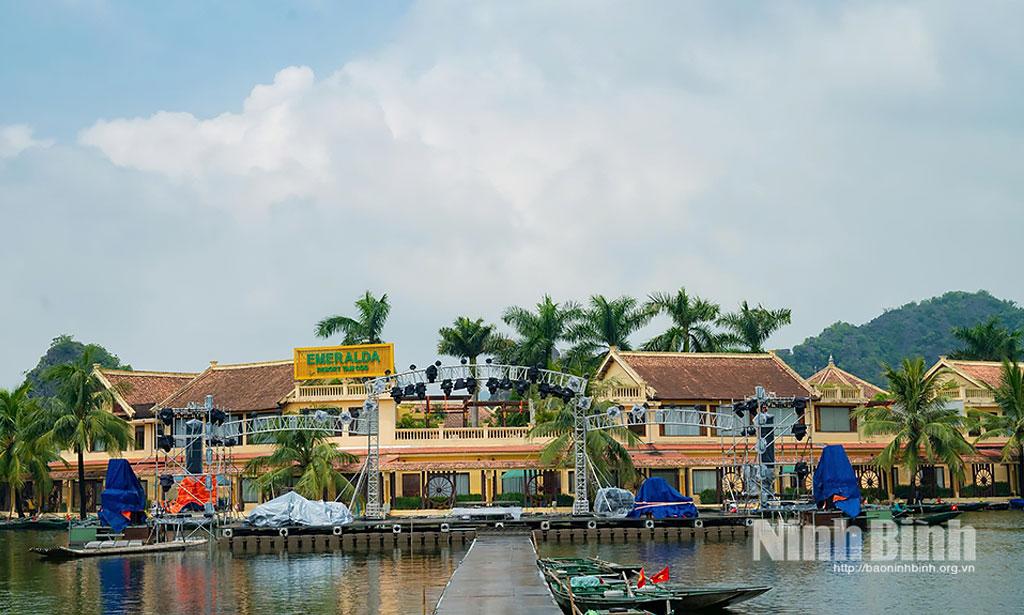 Bến thuyền Tam Cốc chuẩn bị sân khấu cho sự kiện “Beer Fest Tam Cốc 2025”.