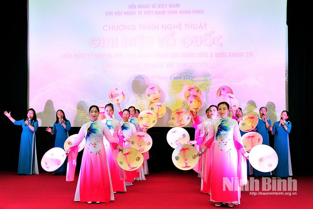 Mộ tiết muc văn nghệ tại chương trình “Giai điệu Tổ quốc”.