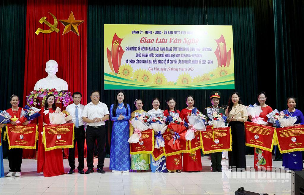 Ban tổ chức trao hoa, cờ lưu niệm cho các đoàn tham gia giao lưu văn nghệ.