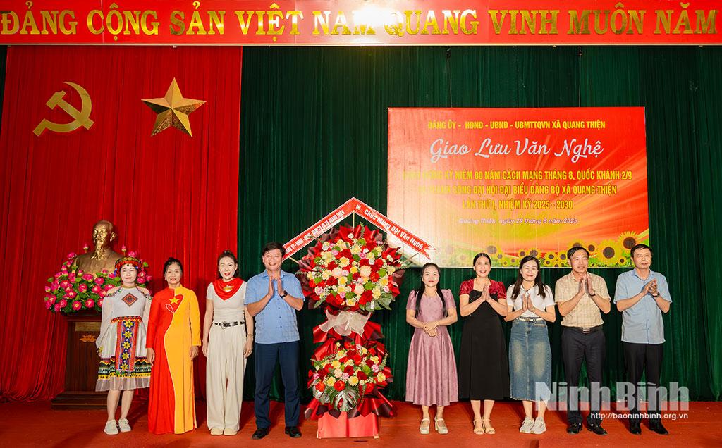 Lãnh đạo xã Quang Thiện tặng hoa chúc mừng buổi giao lưu văn nghệ.