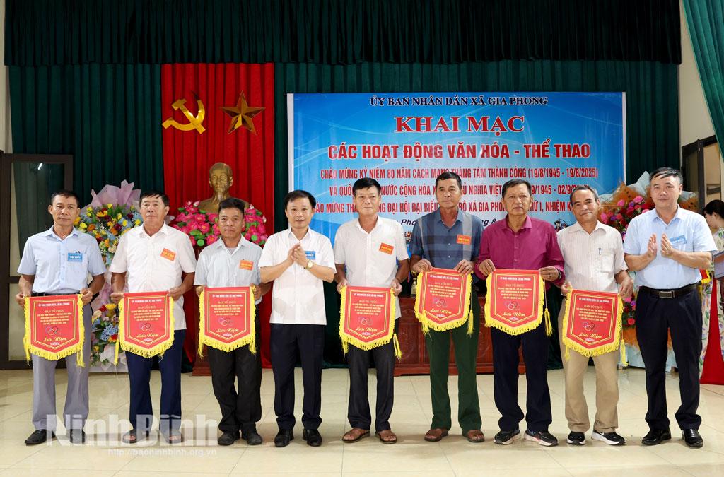 Ban tổ chức xã Gia Phong trao cờ lưu niệm cho các đoàn tham gia Tuần lễ Văn hóa- Thể thao.