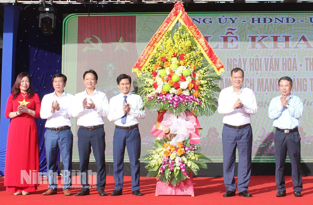 Đồng chí Lê Quốc Chỉnh, Phó Bí thư Tỉnh ủy, Chủ tịch HĐND tỉnh và đồng chí Bùi Hoàng Hà, Ủy viên Ban Thường vụ Tỉnh ủy, Phó Chủ tịch HĐND tỉnh tặng hoa xã Cổ Lễ trong lễ khai mạc “Ngày hội Văn hóa- Thể thao” năm 2025.