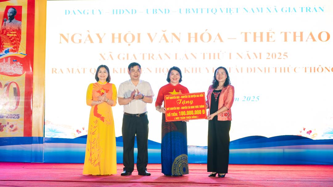 Quỹ khuyến học- khuyến tài huyện Gia Viễn tặng 100 triệu đồng cho quỹ khuyến học Đinh Thúc Thông.