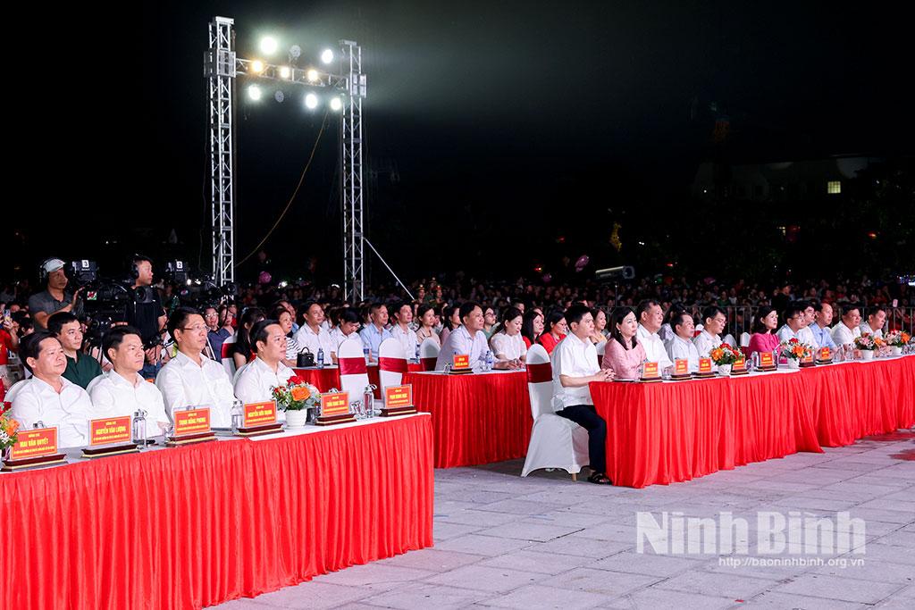 Các đồng chí lãnh đạo tỉnh dự Chương trình nghệ thuật đặc biệt chào mừng Quốc khánh 2/9.