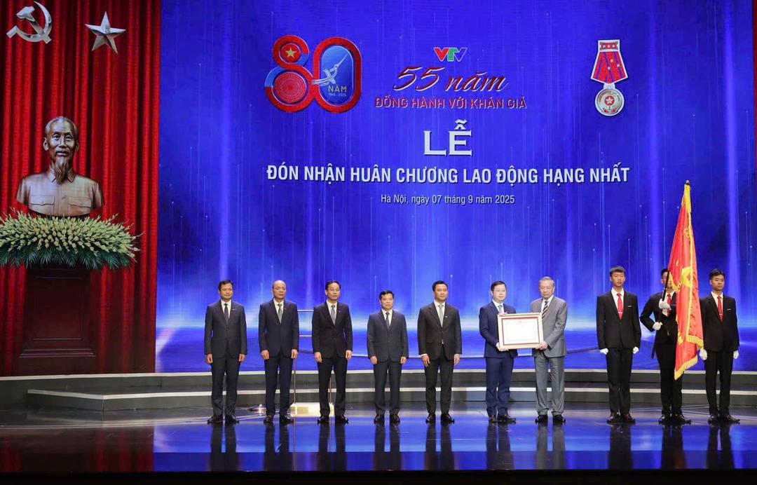 Tổng Bí thư Tô Lâm trao Huân chương Lao động hạng Nhất tặng Đài Truyền hình Việt Nam. (Ảnh: VTV)