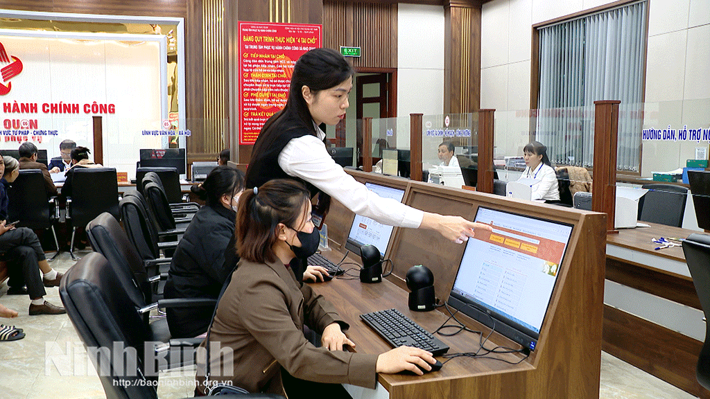 Cán bộ Trung tâm Phục vụ hành chính công xã Nho Quan hướng dẫn người dân thực hiện quy trình giải quyết các thủ tục hành chính.