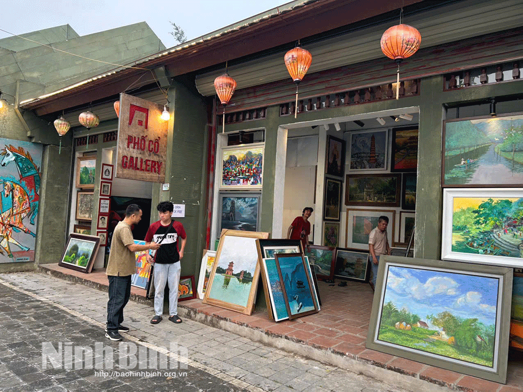 Công tác chuẩn bị cho triển lãm mỹ thuật "Phong cảnh Ninh Bình" tại Gallery, phố cổ Hoa Lư.
