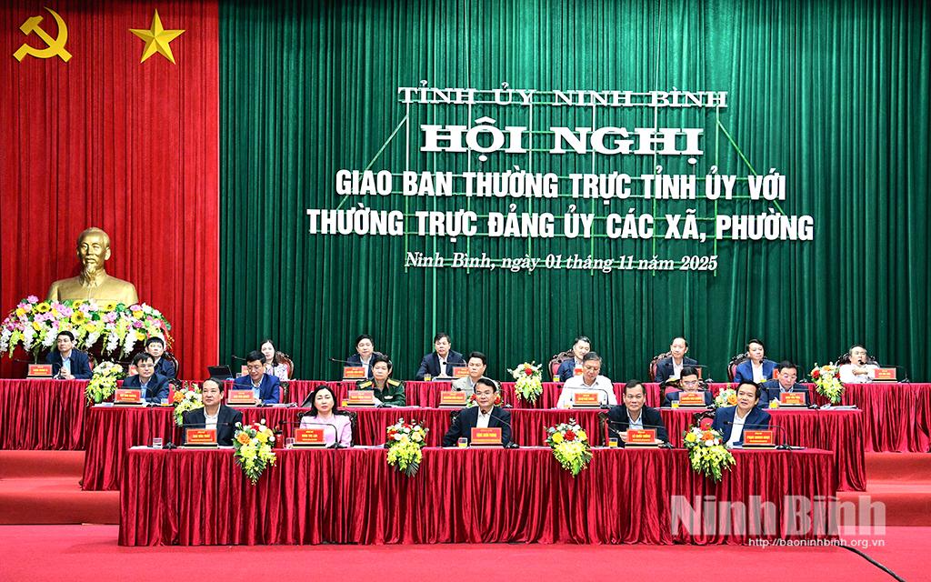 Các đồng chí Thường trực Tỉnh ủy và các đại biểu dự hội nghị.