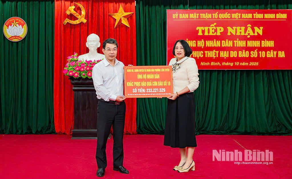 Đảng bộ, chính quyền và nhân dân phường Liêm Tuyền ủng hộ nhân dân khắc phục hậu quả cơn bão số 10. Ảnh: Ngọc Linh