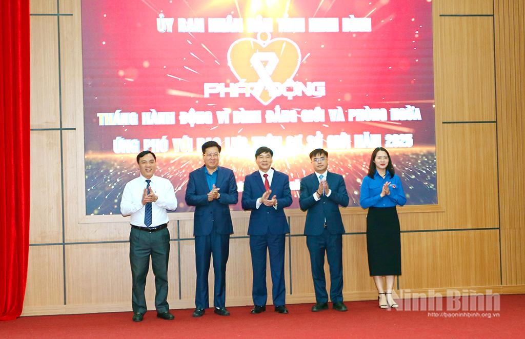 Các đại biểu bấm nút phát động Tháng hành động vì bình đẳng giới và phòng ngừa, ứng phó với bạo lực trên cơ sở giới năm 2025.