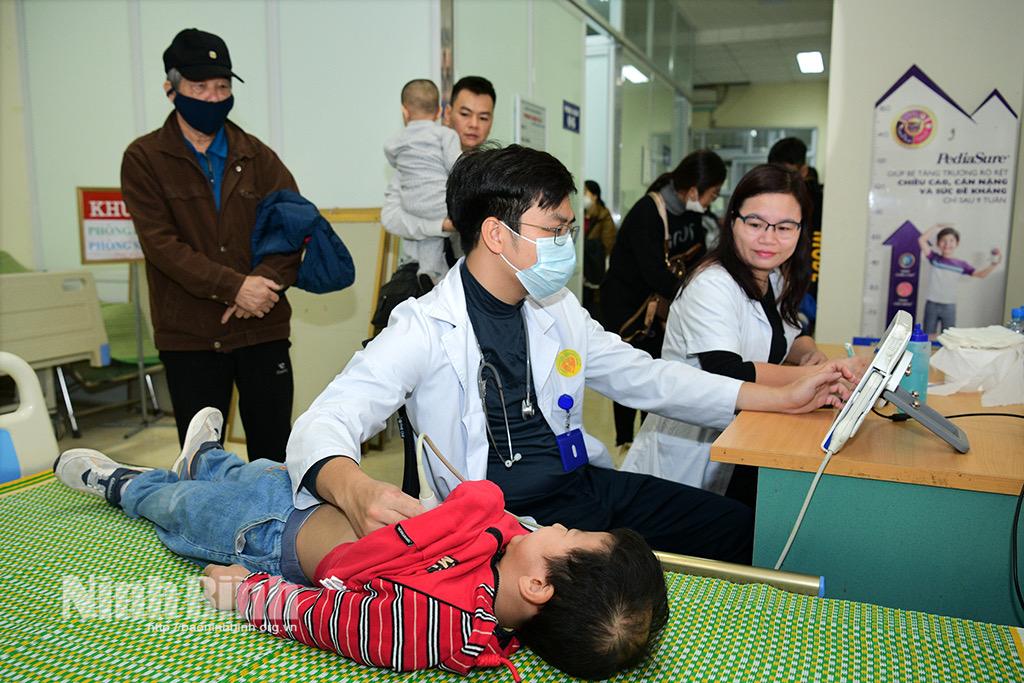 Các bác sĩ siêu âm tầm soát tim bẩm sinh cho trẻ em tại Bệnh viện nhi Nam Định.