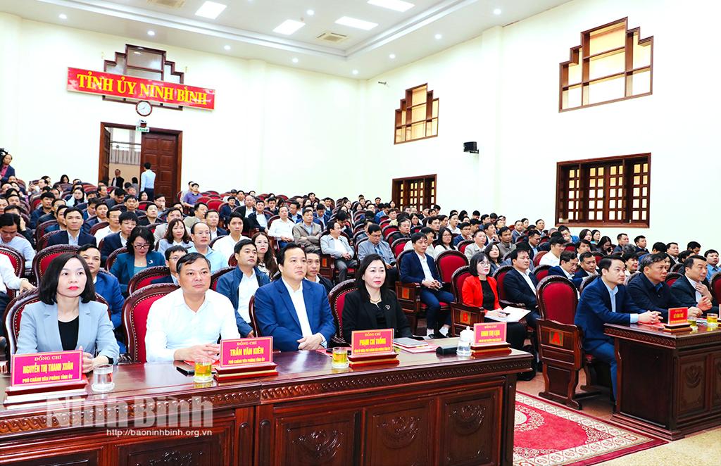 Các đại biểu dự hội nghị trực tuyến tại điểm cầu Ninh Bình.