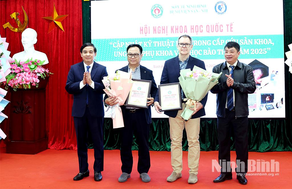 Lãnh đạo Sở y tế Ninh Bình tặng hoa và trao giấy chứng nhận cho các báo cáo viên và nhà tài trợ hội nghị.