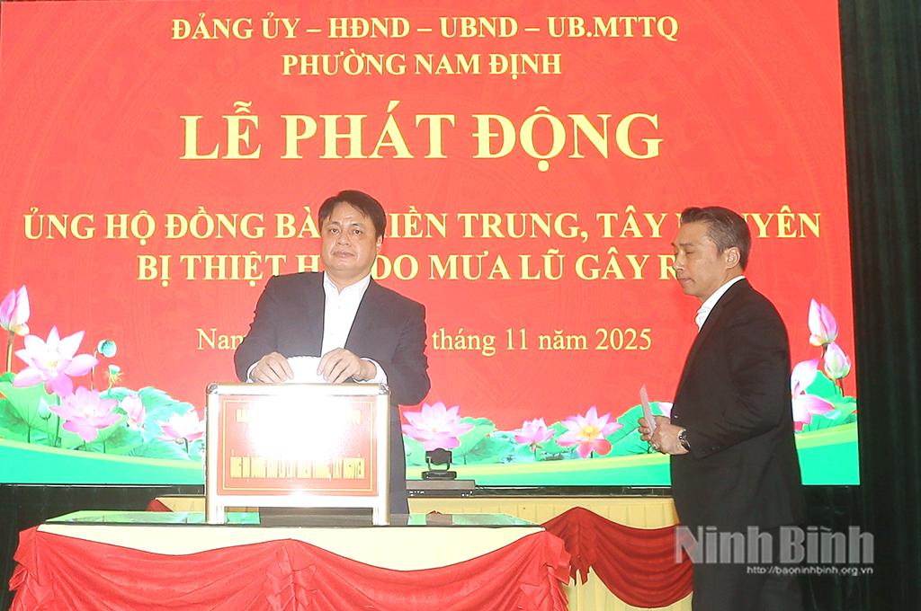 Lãnh đạo phường Nam Định tham gia ủng hộ đồng bào miền Trung, Tây Nguyên khắc phục hậu quả mưa lũ.