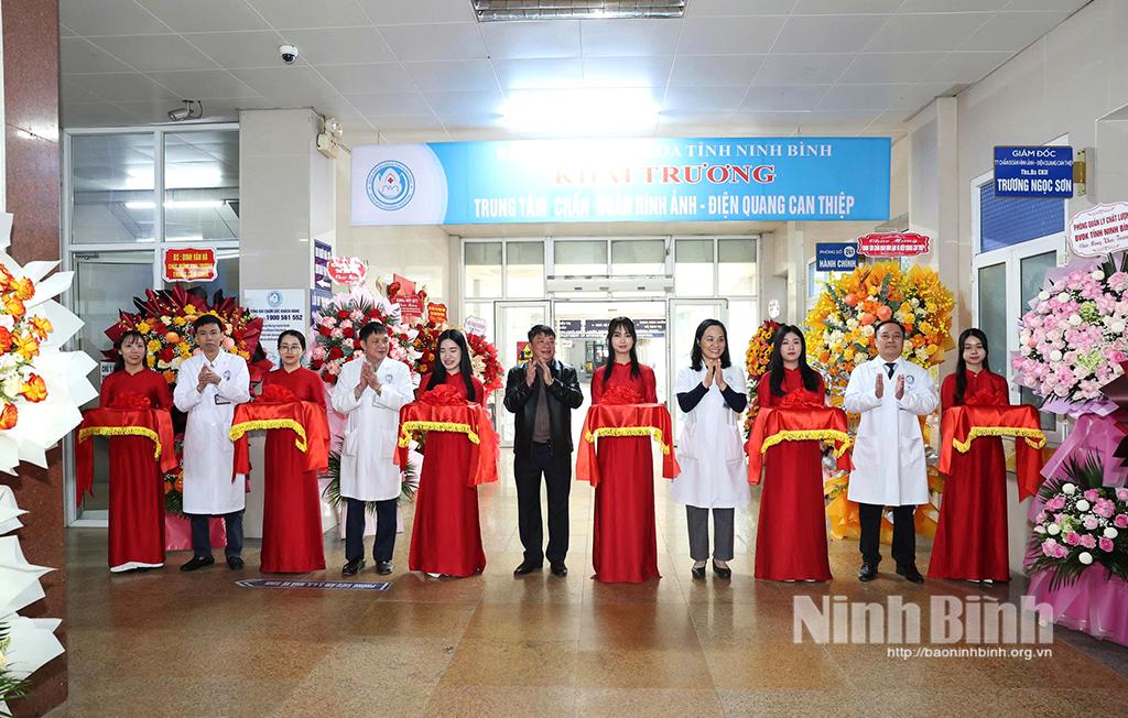 Các đại biểu cắt băng khai trương Trung tâm Chẩn đoán hình ảnh-Điện quang can thiệp.