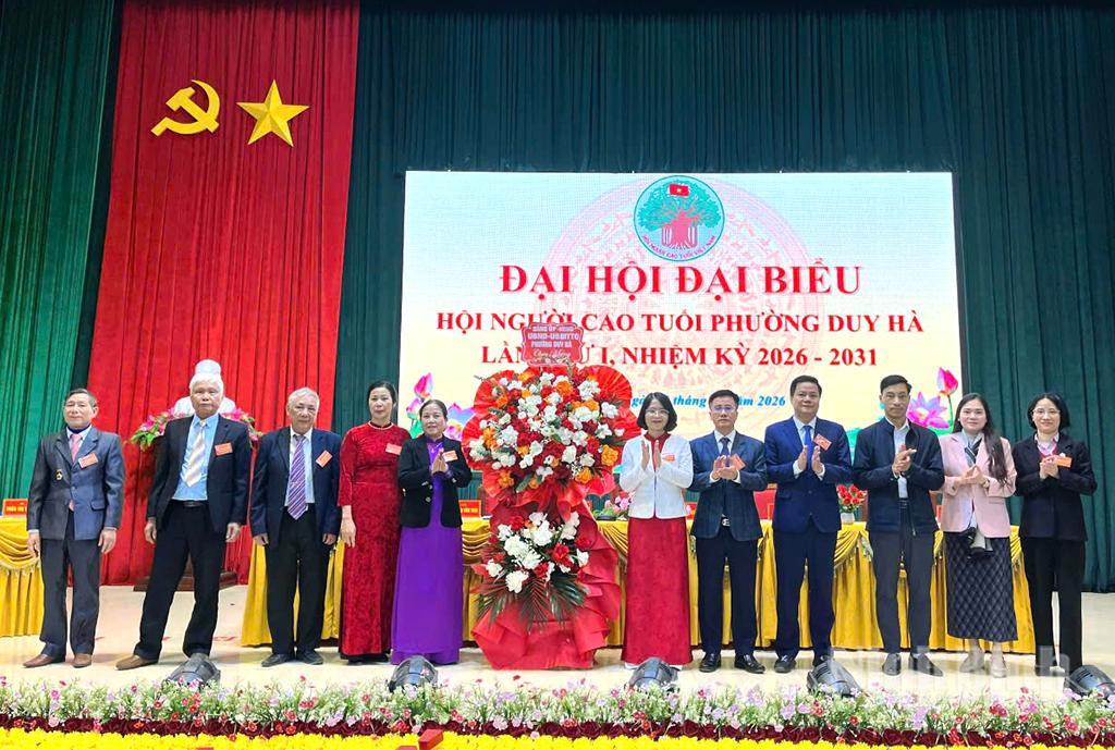 Các đồng chí lãnh đạo phường Duy Hà tặng hoa chúc mừng Đại hội.