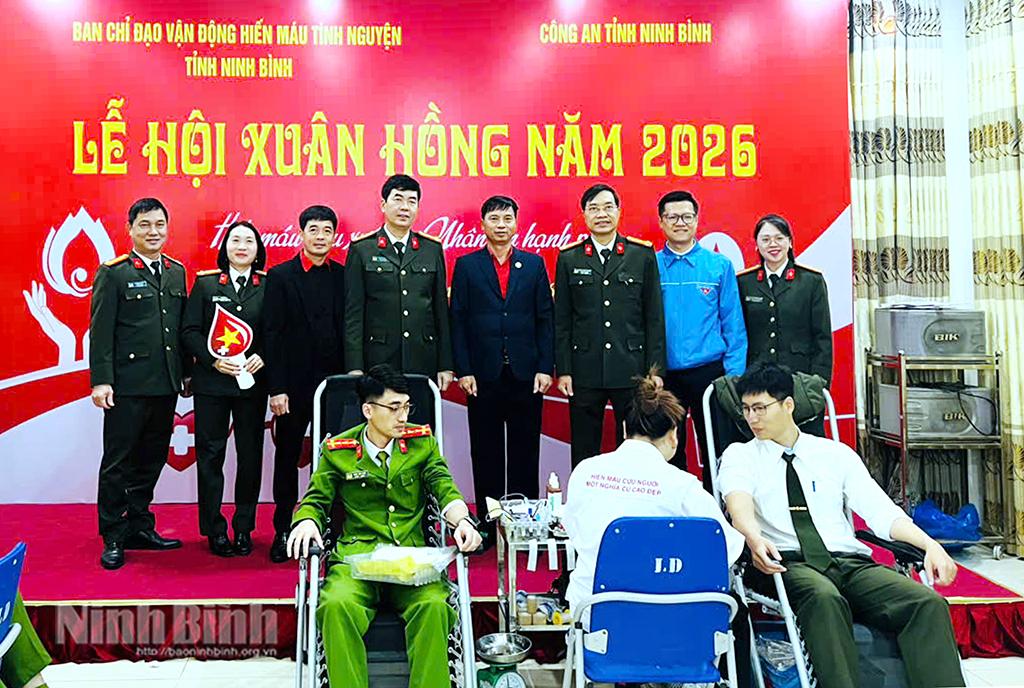 Các đồng chí lãnh đạo Hội Chữ thập đỏ, Công an tỉnh, Tỉnh đoàn động viên các tình nguyện viên tham gia hiến máu tại ngày hội.