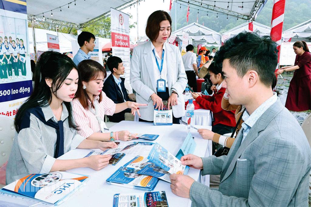 Người lao động tìm hiểu thị trường lao động trong tỉnh và xuất khẩu tại phiên giao dịch việc làm.