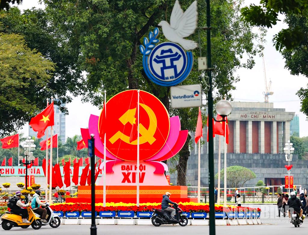 Khu di tích Lăng Chủ tịch Hồ Chí Minh rực rỡ cờ hoa, pano, áp phích chào mừng Đại hội đại biểu toàn quốc lần thứ XIV của Đảng.
