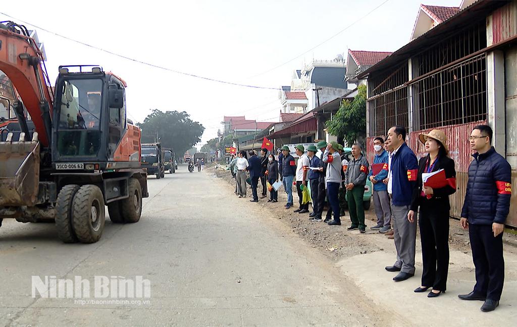 Các lực lượng chức năng tiến hành cưỡng chế các trường hợp vi phạm theo đúng trình tự, quy định.