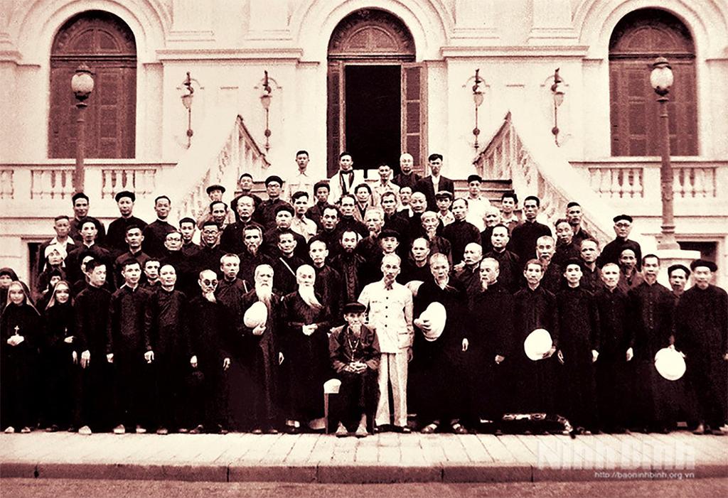 Chủ tịch Hồ Chí Minh với các đại biểu dự Hội nghị Công giáo toàn quốc lần thứ nhất (9/3/1955). Ảnh tư liệu