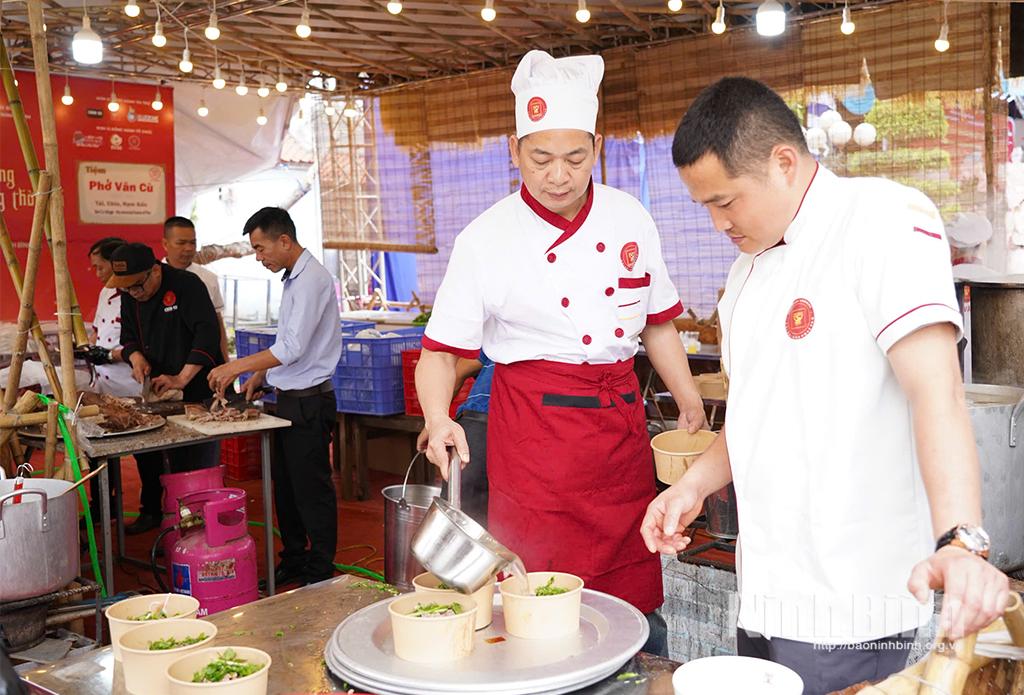 Rộn ràng chương trình tham quan trải nghiệm phở Vân Cù