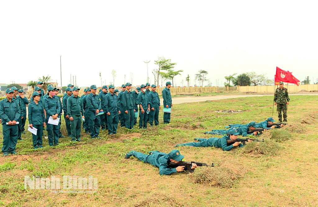 Huấn luyện bắn súng tiểu liên AK.