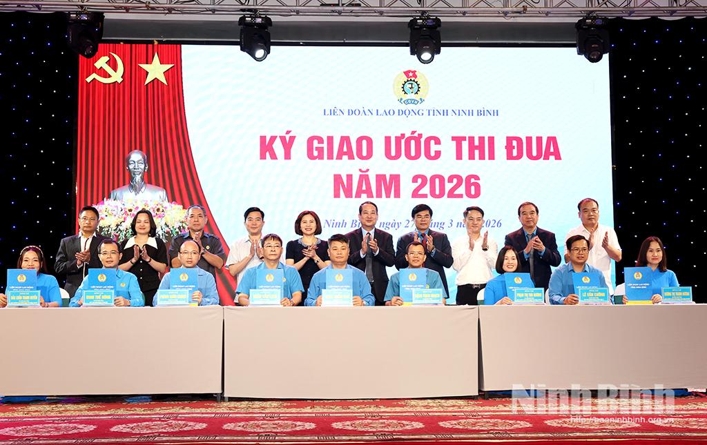 Ký kết giao ước thi đua giữa đại diện 10 cụm thi đua các xã, phường, khu công nghiệp năm 2026.