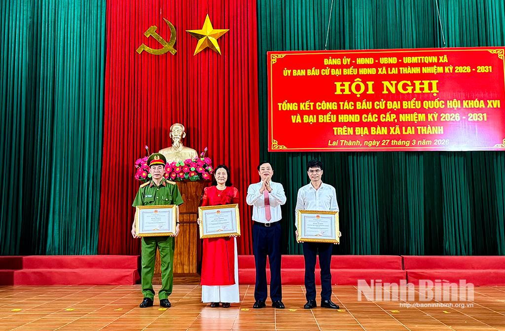 Lãnh đạo xã Lai Thành trao Bằng khen của Chủ tịch UBND tỉnh cho các tập thể có thành tích xuất sắc trong công tác bầu cử đại biểu Quốc hội khóa XVI và đại biểu HĐND các cấp nhiệm kỳ 2026-2031.