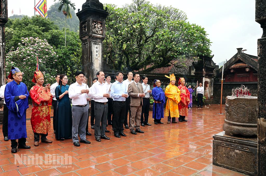 Các đại biểu dâng hương tại Đền thờ Vua Đinh Tiên Hoàng.