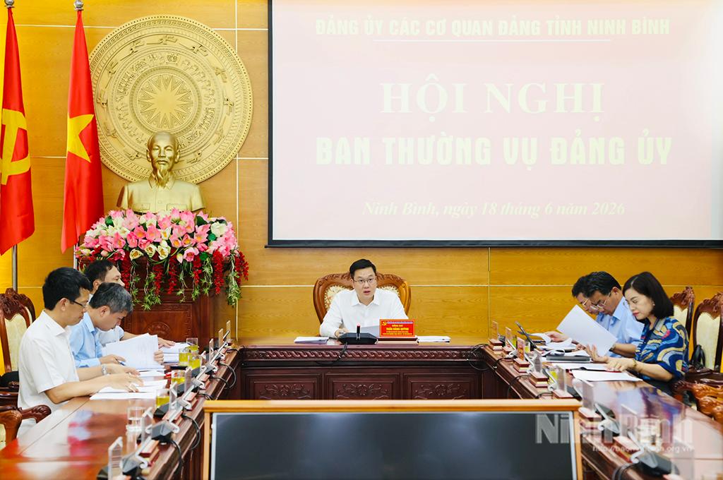 Quanh cảnh hội nghị Ban Thường vụ Đảng ủy các cơ quan Đảng tỉnh.