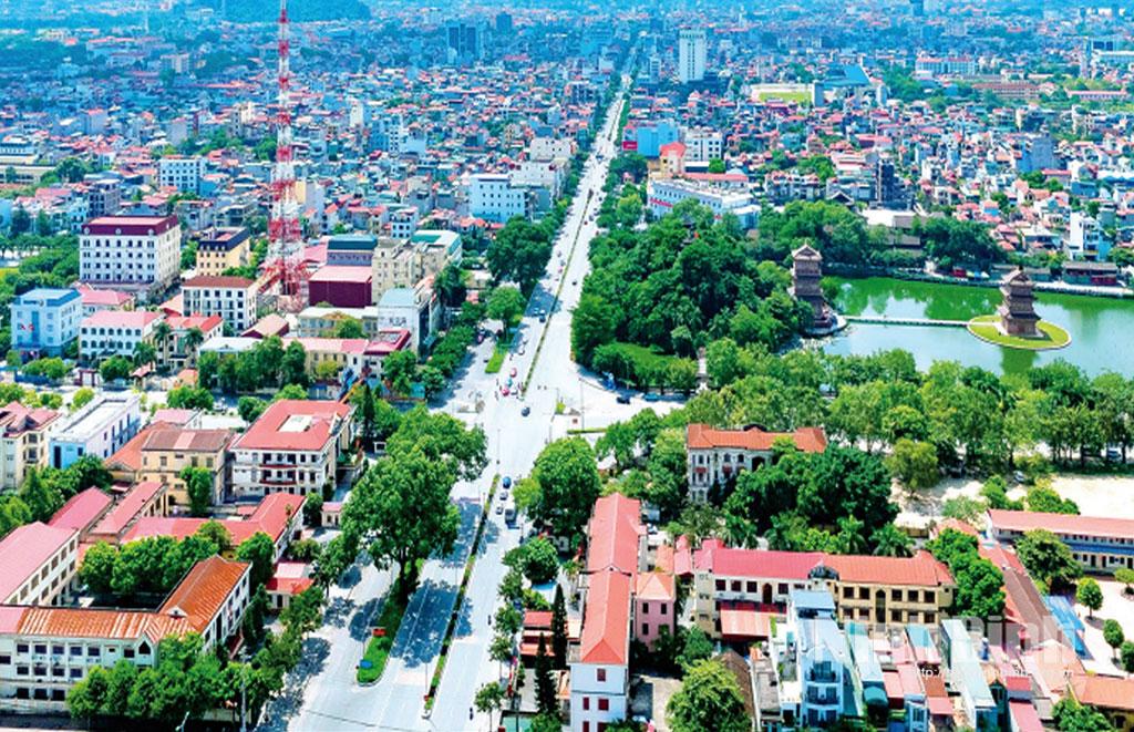 Ninh Bình đã thực hiện điều chỉnh quy hoạch để tổ chức lại không gian phát triển của tỉnh theo mô hình “Một trục động lực - Hai đầu phát triển - Ba cực phát triển - Bốn vùng kinh tế - Năm hành lang kinh tế”. (Trong ảnh: Phường Hoa Lư hôm nay.) Ảnh: Ngọc Linh