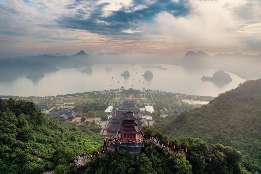 Toàn cảnh Quần thể Danh thắng Tam Chúc.